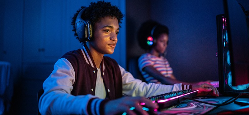 2 kids playing computer games